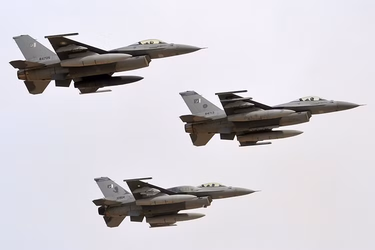 Với việc lắp đặt hệ thống tiếp dầu trên không trên F-16 bao gồm cả biến thể Block 52 sẽ cho phép phi đội F-16 của Pakistan đảm nhiệm vai trò tác chiến tầm xa không hề thua kém các dòng chiến đấu cơ hạng nặng. Nguồn ảnh: Defense News.