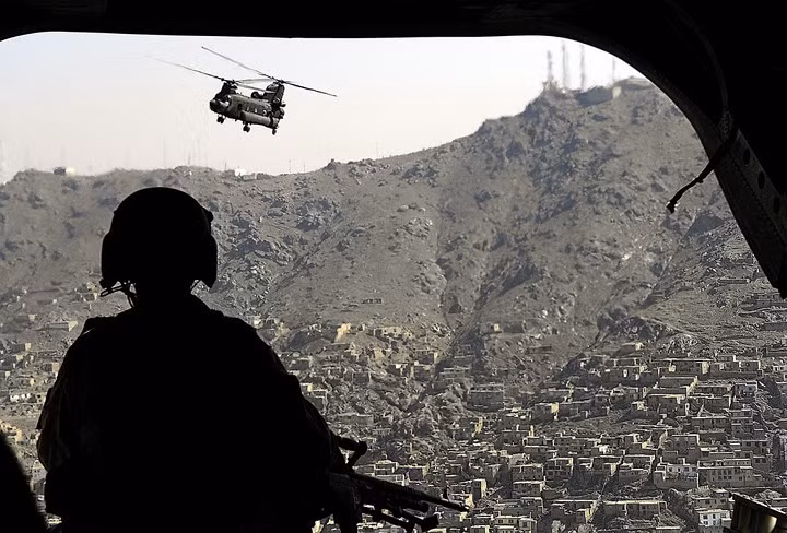 Trực thăng vận tải CH-47 Chinook bay quanh khu vực tập trận của binh sĩ Mỹ tại Kabul, Afghanistan.