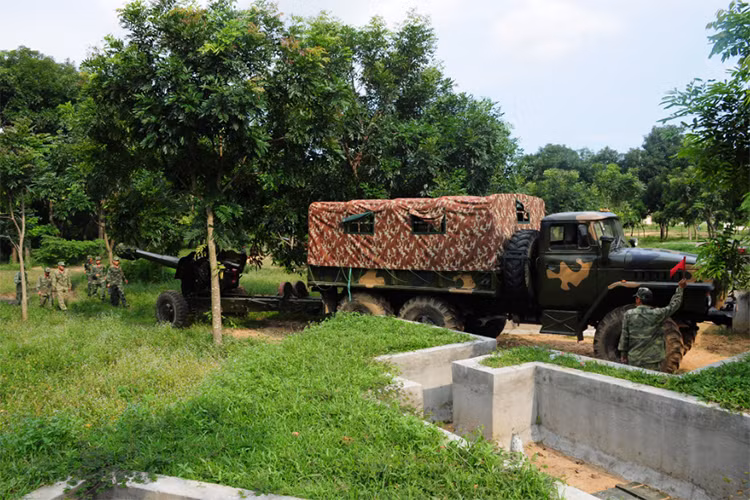 Pháo 152 Lữ đoàn 75 vào trận địa huấn luyện