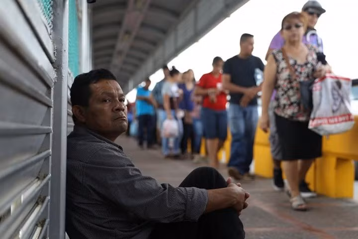Khuôn mặt khắc khổ ngồi chờ cơ hội được nhập cư vào Mỹ của ông Ruben Prado.