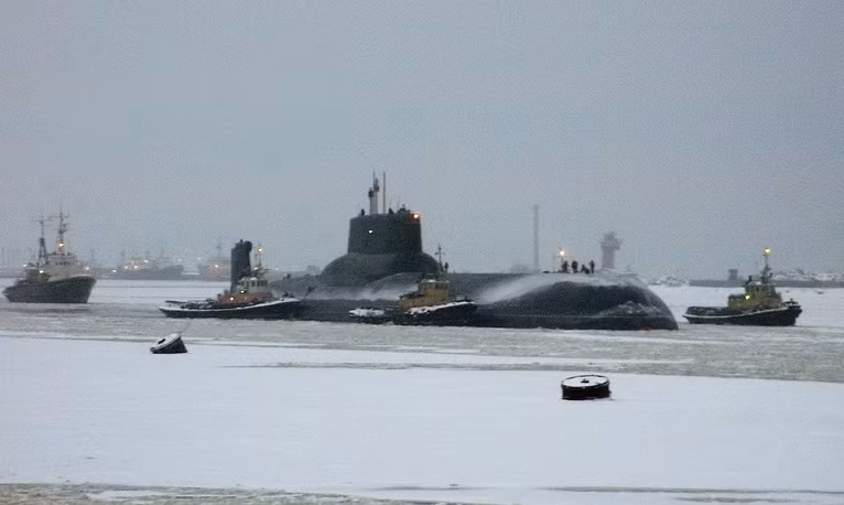 Tàu ngầm hạt nhân mang tên lửa đạn đạo Dmitriy Donskoy (TK-208) thuộc lớp Akula (Đề án 941) hay còn có tên NATO là Typhoon. Tàu ngầm TK-208 được trang bị vào biên chế Hải quân Liên Xô từ năm 1981. Tàu có 20 giếng phóng tên lửa đạn đạo, 4 ống ngư lôi 533 mm và 2 ống ngư lôi 650 mm. Nguồn ảnh: TASS.