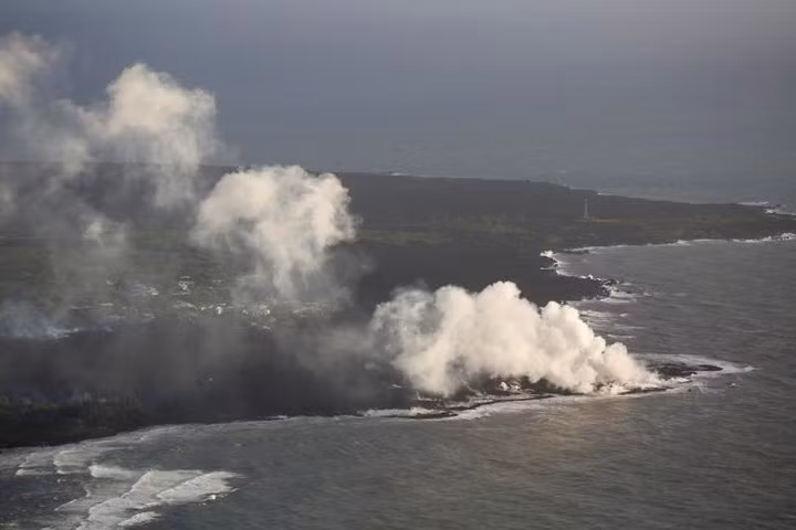 Dung nham núi lửa KIlauea đổ xuống Thái Bình Dương ở phía Đông Pahoa.