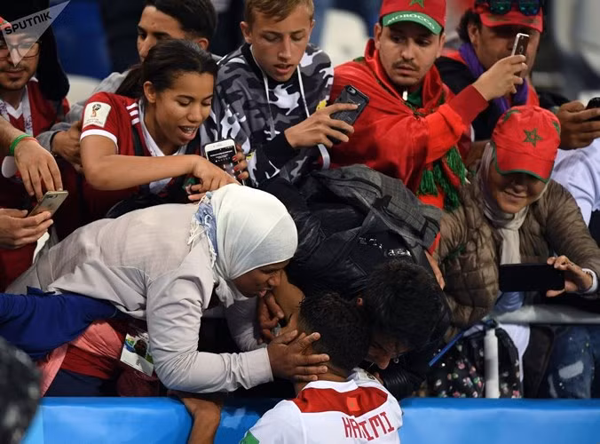 Cầu thủ Achraf Hakimi của Morocco giao lưu với các fan sau trận đấu với Tây Ban Nha.