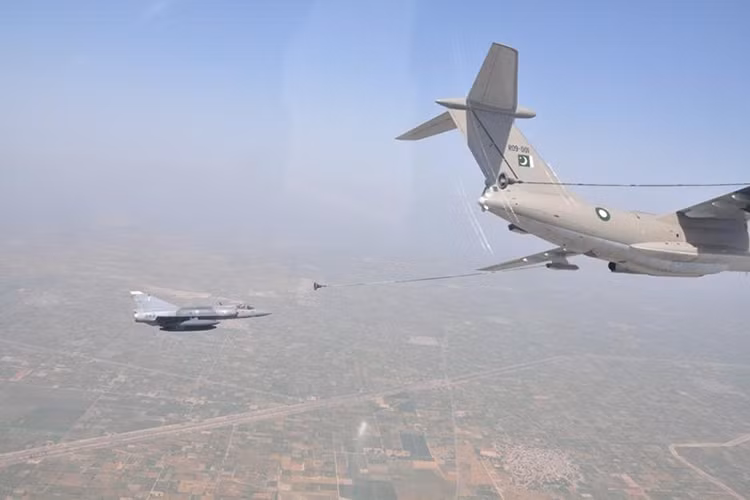 Thông tin này cũng được truyền thông Pakistan gián tiếp nhắc đến khi khi không quân nước này thử nghiệm thành công hệ thống tiếp dầu trên không cho dòng tiêm kích hạng nhẹ JF-17 do ngành công nghiệp hàng không Pakistan chế tạo. Còn dòng máy bay vận tải tiếp dầu trên không được sử dụng lại là chiếc Ilyushin-78 có nguồn gốc từ Ukraine. Nguồn ảnh: Không quân Pakistan.