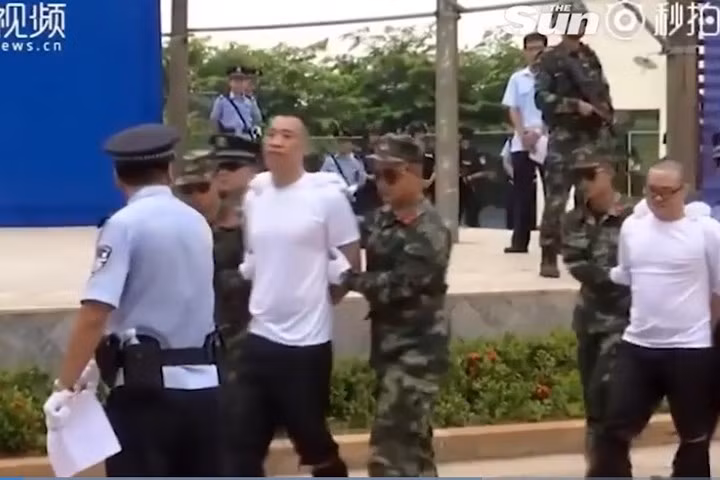 Hai tử tù được dẫn giải ra trước bàn dân thiên hạ.