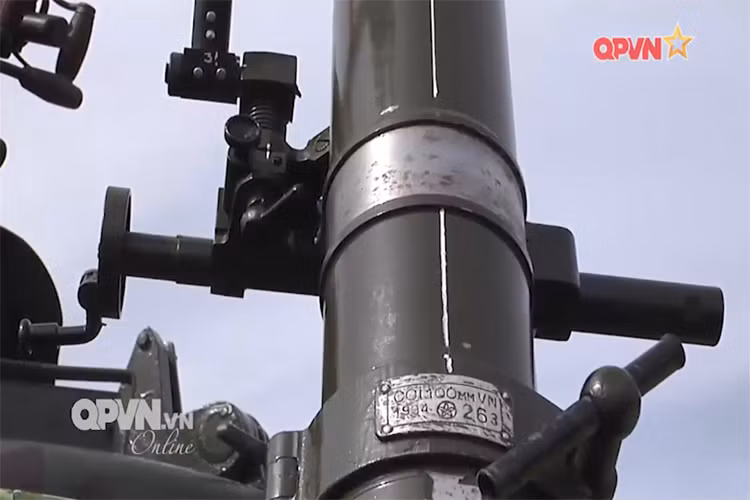 Còn đây là tổ hợp cối 100mm Việt Nam chế tạo được lắp trên xe thiếp giáp M113A1 do Quân khu 9 cải tiến, ta có thể thấy rõ năm sản xuất của khẩu cối này trên thân súng. Nguồn ảnh: QPVN.