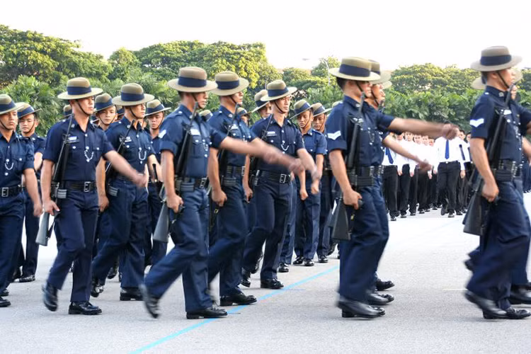 Trong các giai đoạn căng thẳng khu vực, Singapore thường điều động các đơn vị Gurkha bảo vệ các trường học quốc tế và cửa khẩu ở biên giới Malaysia - Singapore. Người Gurkha tại Singapore sống với gia đình họ ở Trại Mount Vernon nằm ở ngoại ô thành phố, Đây là khu vực người Singapore bình thường không được phép tiếp cận.