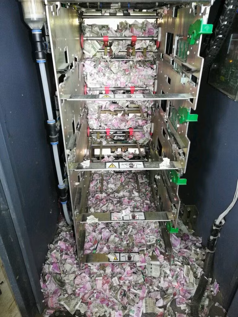 Chuột làm loạn máy rút tiền tự động ATM. Ảnh: Twitter