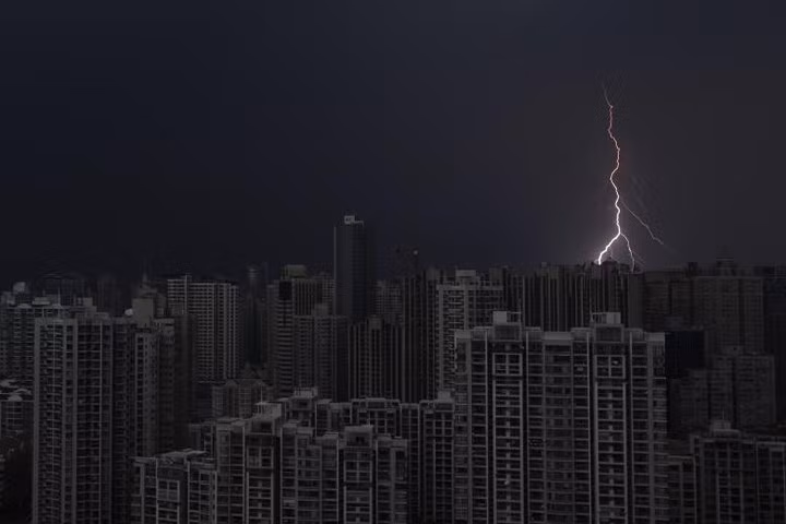 Tia chớp xé toạc bầu trời tối đen trên những tòa nhà chọc trời ở Thượng Hải (Trung Quốc) ngày 15/8/2012.