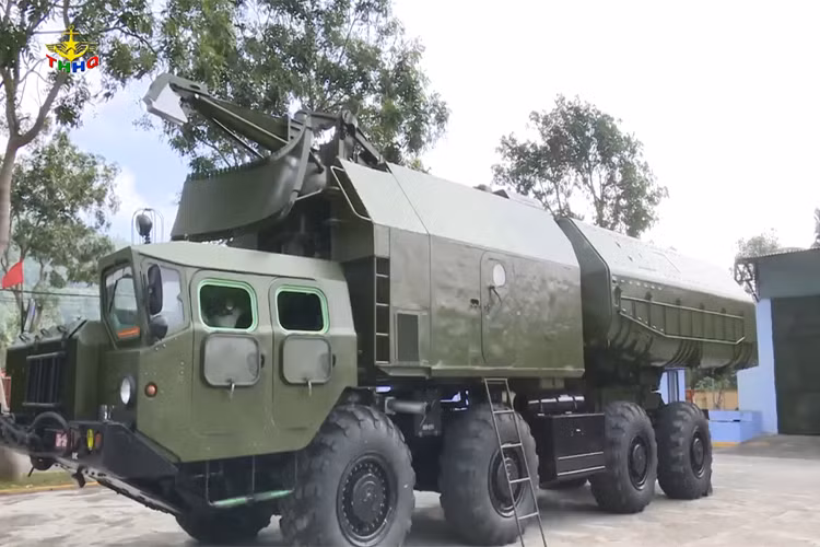 Đài radar Harpoon được dùng để phát hiện mọi mục tiêu trên mặt biển (tầm trinh sát 40-100km) và làm nhiệm vụ cung cấp lệnh dẫn đường cho tên lửa. Anten của radar khi hành quân thu lại trong các ống thủy lực gấp gọn phía trước cabin điều khiển, khi chiến đấu nhờ hệ thống thủy lực được nâng cao lên 7,3m. Nguồn ảnh: Truyền hình Hải quân.