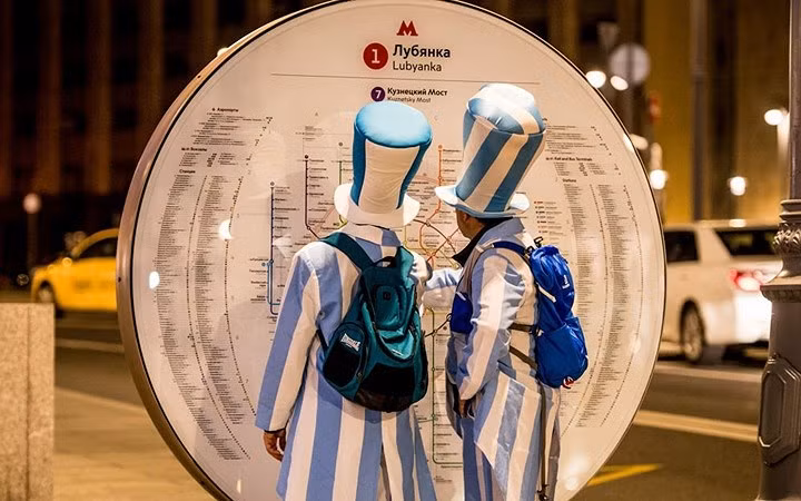 Cổ động viên Argentina xem bản đồ tàu điện ngầm tại Moscow.