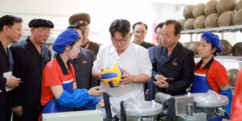 Ông Kim Jong-un thăm một nhà máy của Triều Tiên. Ảnh: KCNA
