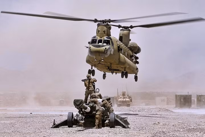 Trực thăng CH-47 Chinook hỗ trợ binh sĩ Mỹ kéo lựu pháo M777A2 đến địa điểm tập kết tại Kandahar, Afghanistan.