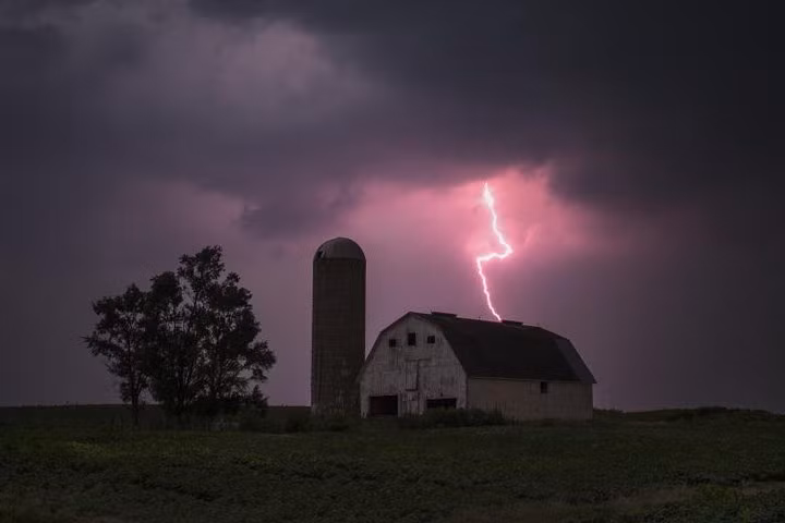 Tia chớp đỏ "giận dữ" xé toạc bầu trời trên cánh đồng ở Donnellson, Iowa (Mỹ) ngày 13/7/2012.