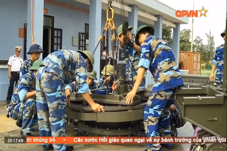 Hình ảnh các cán bộ chiến sĩ Lữ đoàn 685 huấn luyện ráp bệ phóng di động của EXTRA trên thực địa, các bệ phóng này có thể dễ dàng được tháo rời, di chuyển và triển khai trên nhiều loại địa hình khác nhau. Nguồn ảnh: QPVN.
