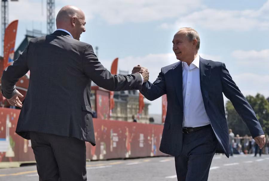 Đồng hành cùng Tổng thống Putin là Chủ tịch FIFA Gianni Infantino. Ảnh: Sputnik