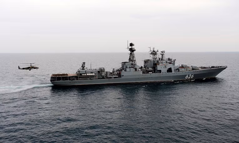Trực thăng chiến đấu Ka-52 đang chuẩn bị hạ cánh lên khu trục hạm Phó đô đốc Kulakov. Tàu phó đô đốc hạm Kulakov là một khu trục hạm săn ngầm thuộc lớp Udaloy. Nguồn ảnh: TASS.