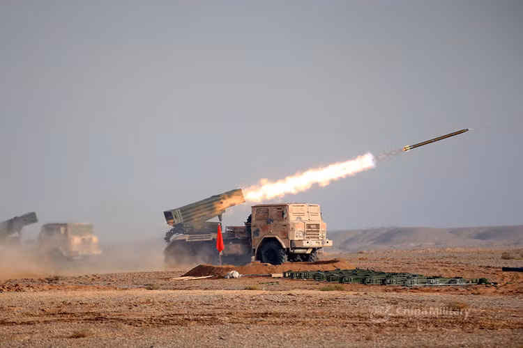NORINCO tuyên bố loại đạn rocket mới của hệ thống Type 81 đã đạt tới tầm xa 40 km trong khi vòng tròn sai số của nó là dưới 10 m. Và nhiều chuyên gia phân tích nhận định đạn rocket 122mm mới của Type 81 còn vượt trội hơn cả đạn 122mm dẫn đường đang được Nga phát triển.Nguồn ảnh: Sina.