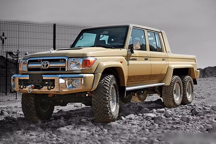 Ngoài phiên bản gốc 4 bánh, còn có xe Land Cruiser phiên bản 6 bánh.