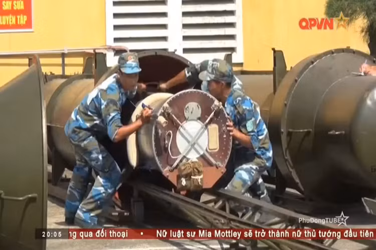  Đạn tên lửa V-750 cho tổ hợp S-75 có trọng lượng 2.3 tấn, dài 10 mét và có đường kính 700mm. Tùy vào biến thể mà chúng được trang bị đầu đạn nổ khác nhau, với biến thể tiêu chuẩn V-750 được trang bị đầu đạn 200kg với cơ cấu kích nổ. Nguồn ảnh: QPVN.