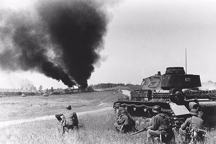 Chính thức nổ ra vào lúc 4 giờ sáng, ngày 22/6/1941 với việc quân Đức mở màn chiến dịch Barbarossa bắt đầu cuộc chiến tranh xâm lược Liên Xô buộc quân và dân Liên Xô phải bước vào Cuộc Chiến tranh Vệ quốc Vĩ đại nhằm bảo vệ tổ quốc trước sự hung tàn của chủ nghĩa phát xít đang càn quét khắp châu Âu mà dẫn đầu là Đức quốc xã. Nguồn ảnh: 31 Truth.