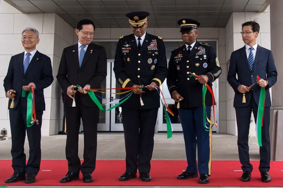 Tướng Vincent Brooks - Chỉ huy các lực lượng Mỹ tại Hàn Quốc cắt miếng ruy băng khánh thành trại Humphreys cùng Bộ trưởng Quốc phòng Hàn Quốc Song Young-moo hôm 29/6. Ảnh: Stripes.
