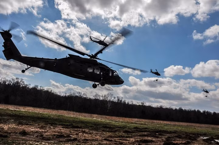Nhóm trực thăng UH-60 Black Hawk hỗ trợ chở lựu pháo M119 đến một địa điểm đã định sẵn ở Fort Campbell, Mỹ.