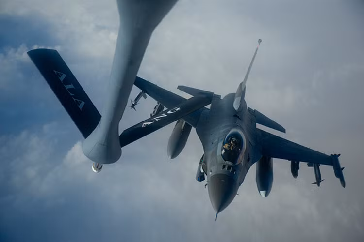 Việc thử nghiệm tiếp dầu trên không với F-16 cải tiến từng được Pakistan thử nghiệm với các máy bay tiếp dầu của Mỹ. Tuy nhiên, sau đó phía Mỹ bất ngờ ngừng phối hợp với Pakistan trong thử nghiệm này khiến chương trình nâng cấp F-16 của Pakistan bị tạm dừng vô thời hạn. Nguồn ảnh: Airforce Technology.