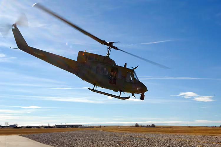Tuy nhiên, khả năng vận tải UH-1N lại kém hơn so với UH-1 do có diện tích sàn nhỏ hơn, một chiếc UH-1N chỉ có thể mang theo từ 6-8 binh sĩ trong khi đó UH-1 con số này có thể lên 14 người. Nguồn ảnh: Warren Air Force Base.