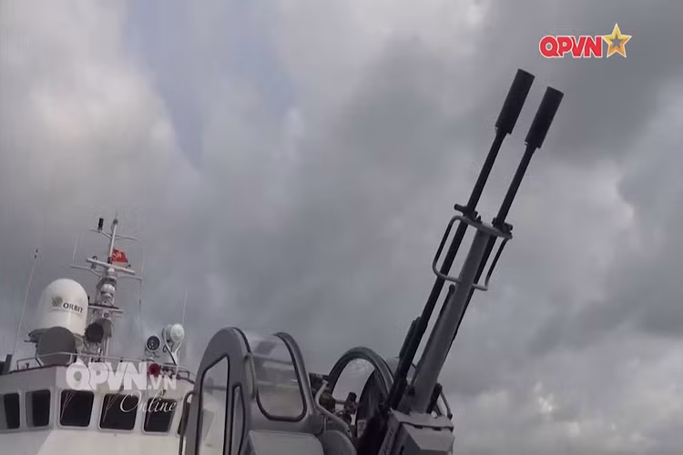 So với các mẫu hải pháo truyền thống được Cảnh sát Biển Việt Nam sử dụng vốn có nguồn gốc từ hải quân, tổ hợp pháo 23mm-2ML thua kém đôi chút về cỡ nòng khi chỉ được trang bị pháo nòng đôi 23mm nhưng bù lại nó lại có tốc độ bắn nhanh hơn và có thể được tích hợp các thiết bị ngắm quang học hỗ trợ bắn ở nhiều điều kiện khác nhau. Nguồn ảnh: QPVN.