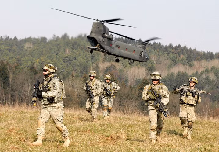 Trực thăng CH-47 Chinook thả binh sĩ Mỹ xuống điểm tập kết tham gia cuộc tập trận tại Hohenfels, Đức.