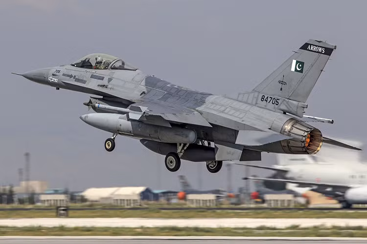  Tiêm kích F-16 là một trong những “quân bài” chủ lực trong lực lượng không quân còn nhiều hạn chế của Pakistan, việc mối hệ quân hệ đồng minh chiến lược Mỹ-Pakistan đi xuống cũng tác động không nhỏ đến năng lực chiến đấu của F-16 nhất là khi chúng đã đi khi hết vòng đời hoạt động của mình. Nguồn ảnh: Pinterest.