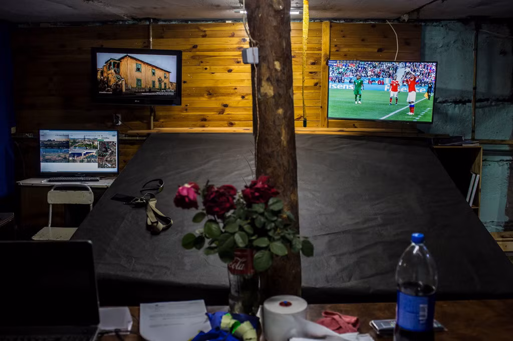 Doanh trại Tiểu đoàn 2 dành riêng một TV để chiếu World Cup phục vụ binh lính. Ảnh: New York Times.