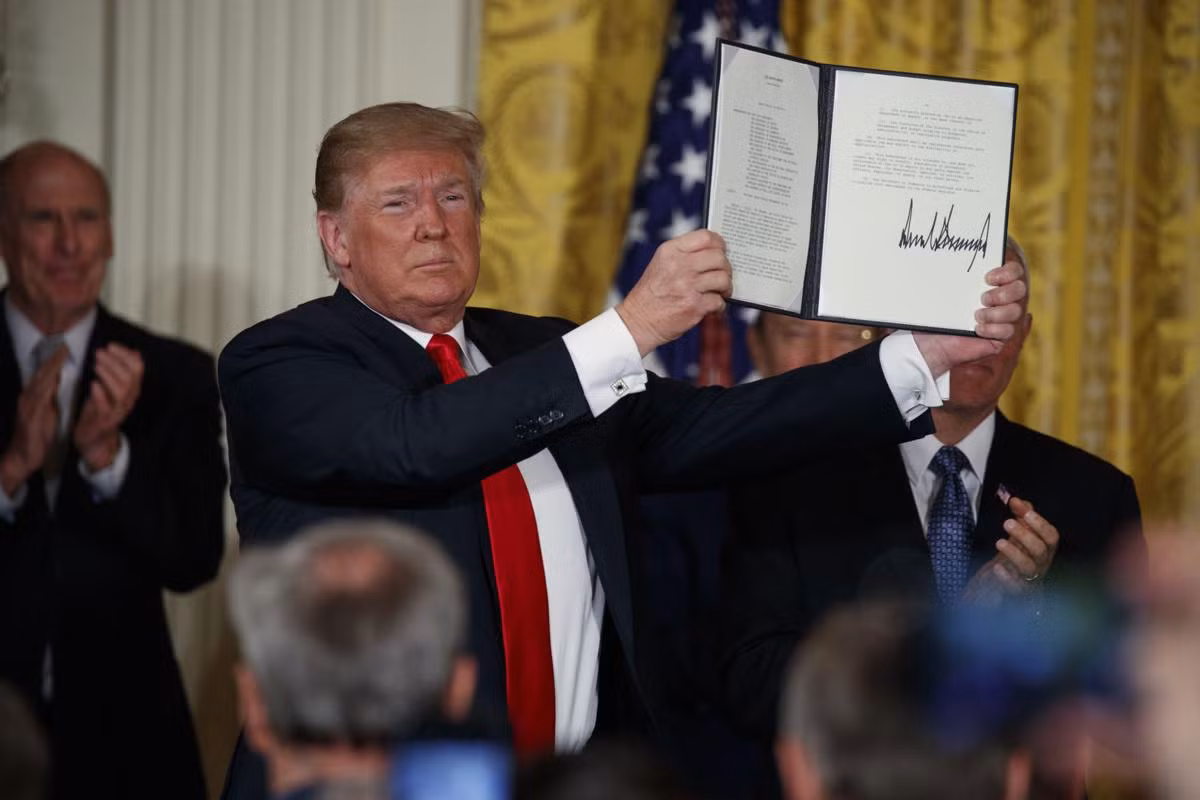 Tổng thống Trump ký sắc lệnh không gian mới, kêu gọi giảm rác thải vệ tinh. Nguổn ảnh: Journal Times.