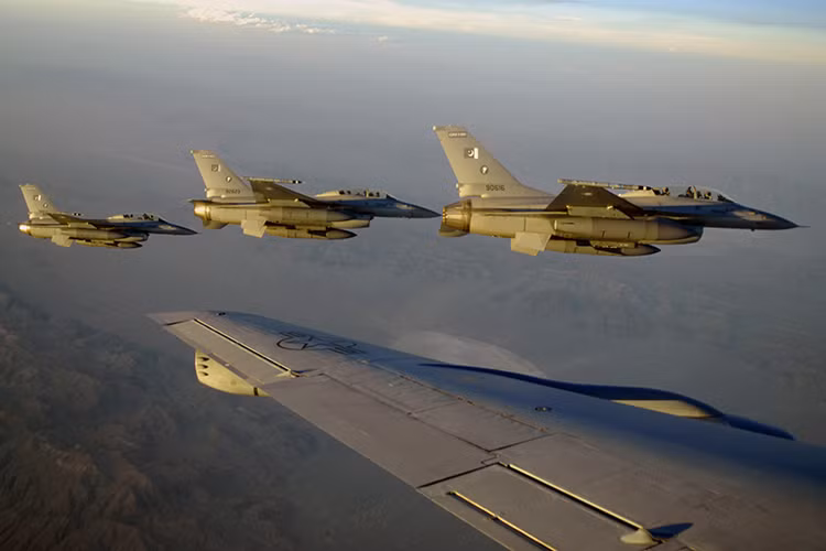 Tất nhiên, Không quân Pakistan sẽ không ngồi yên để chứng kiến những đứa con cưng của mình dần lụi tàn, vậy nên họ đã tìm tới một đối tác khác để nâng cấp phi đội F-16. Và cái tên đó chính là Thổ Nhĩ Kỳ. Nguồn ảnh: Wikimedia.