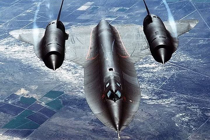 Chiếc phi cơ trinh sát Lockheed SR-71 có tốc độ lớn, năng lực bay cao và khả năng tàng hình rất tốt trước radar. Phương Tây dùng máy bay này để đối đầu với Liên Xô.