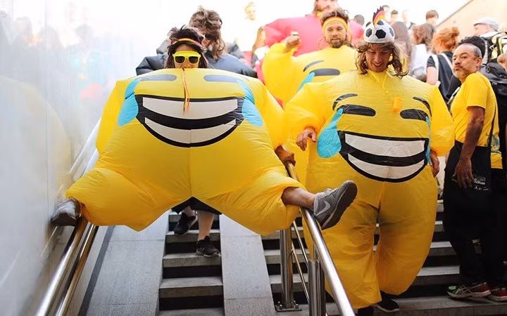 Cổ động viên trong trang phục "Emoji" tại ga tàu điện ngầm ở thành phố Moscow trong những ngày đầu World Cup khởi tranh.