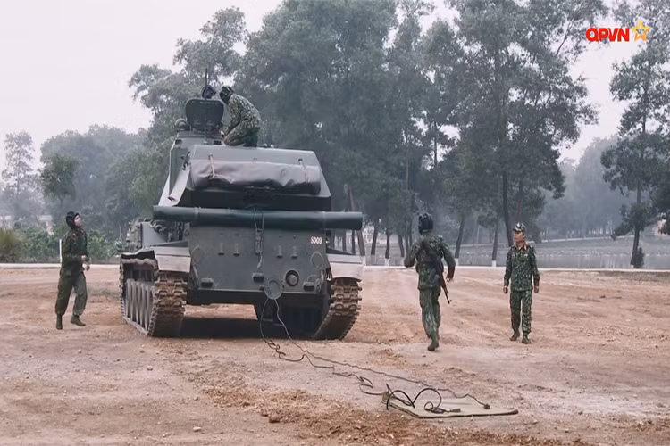 Bên cạnh pháo chính mạnh mẽ, 2S3 Akatsiya cũng có sức cơ động cao với động cơ diesel 520 mã lực cho tốc độ đến 60km/h, nhưng không có khả năng lội nước nếu có cũng sâu không quá 1m. Hình ảnh vị trí số 4 và số 5 rải dây thông tin ra bên ngoài trận địa của 2S3 Akatsiya trong huấn luyện. Nguồn ảnh: QPVN.