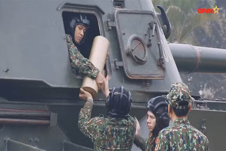 Khẩu pháo này cũng được trang bị hệ thống nạp đạn bán tự động cho tốc độ bắn từ 3-4 phát/phút. Nó có thể bắn 30 viên trong 10 phút hoặc 75 viên trong một giờ. Trong nhiệm vụ huấn luyện và sẵn sàng chiến đấu của Pháo binh Việt Nam, pháo thủ 2S3 Akatsiya phải có khả năng thực hiện 8-10 phát bắn trong vòng từ 2-3 phút. Nguồn ảnh: QPVN.