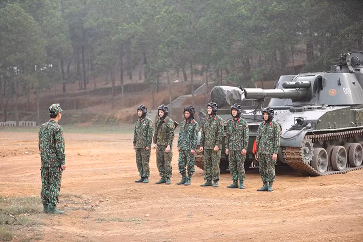 Các nhân vật trong “Sao Nhập Ngũ” có nhiệm vụ hoàn thành các bài huấn luyện dành cho kíp pháo thủ trên 2S3 Akatsiya với các vị trí số 2 (nạp đạn và bắn), số 4 (rải dây thông tin và vận chuyển đạn) và số 5 (vận chuyển đạn và kiểm tra dây thông tin). Trong đó vị trí số 4 và số 5 sẽ phối hợp với nhau bên ngoài trận địa. Nguồn ảnh: Sap Nhập Ngũ.