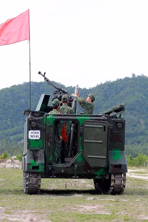 Nếu so với M125 và M106, các biến thể cối tự hành của M113 thì tổ hợp cối tự hành của Quân khu 9 có nhiều điểm vượt trội hơn hẳn. Điển như về sức mạnh hỏa, khi M125 chỉ được trang bị cối 81mm, còn M106 là cối 106mm tuy nhiên từ lâu quân đội ta đã không còn sử dụng loại cối này. Nguồn ảnh: QĐND.