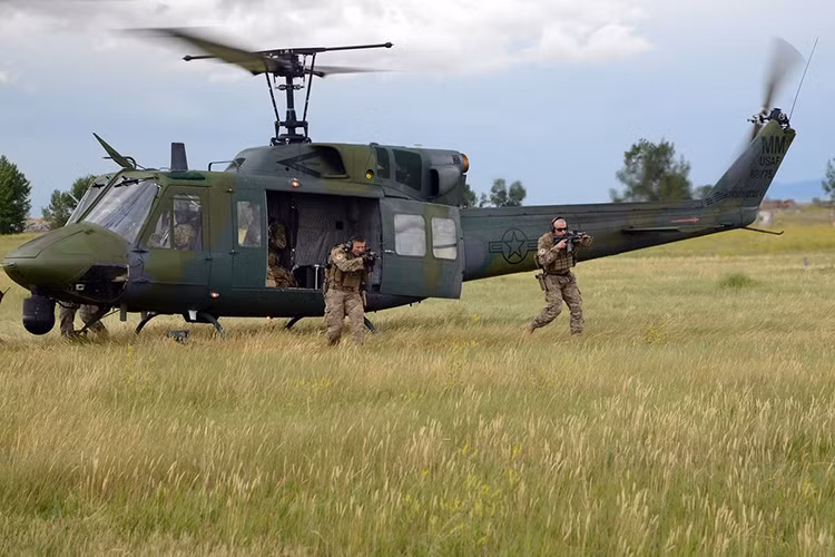 Cũng theo Không quân Mỹ, chương trình thay thế UH-1N Huey hiện là một trong những ưu tiên hàng đầu của Lầu Năm Góc, Dòng trực thăng thay thế UH-1N sẽ có những ưu điểm vượt trội về tốc độ, phạm vi hoạt động, tải trọng và khả năng sống sót. Nguồn ảnh: Air Force Times.
