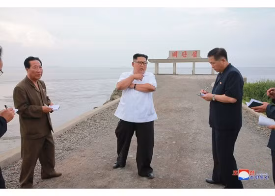 Tháp tùng ông trong chuyến đi này còn có ông Hwang Pyong-so, cựu Chủ nhiệm Tổng cục Chính trị Quân đội Nhân dân Triều Tiên và ông Kim Song-nam, phó giám đốc thứ nhất ban liên lạc quốc tế Đảng Lao động Triều Tiên. Ảnh: KCNA.