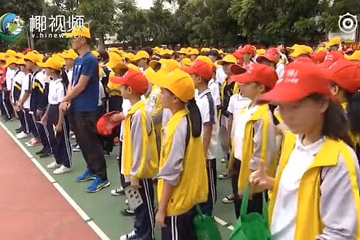 Hàng trăm người, trong đó có nhiều học sinh mặc đồng phục, theo dõi tòa đọc lời tuyên án nghiêm khắc.