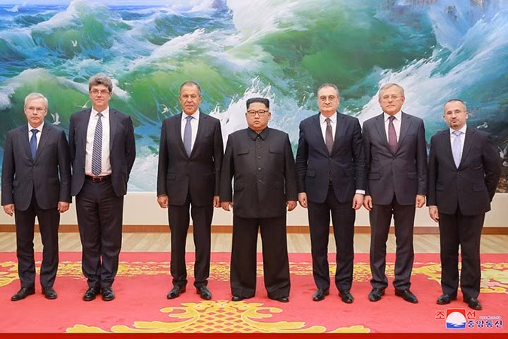 Phái đoàn Nga còn gồm Thứ trưởng Ngoại giao Nga Igor Morgulov, Đại sứ Nga tại Triều Tiên Alexandr Matsegoram và Giám đốc Vụ Hoạch định Chính sách Đối ngoại của Bộ Ngoại giao Nga.