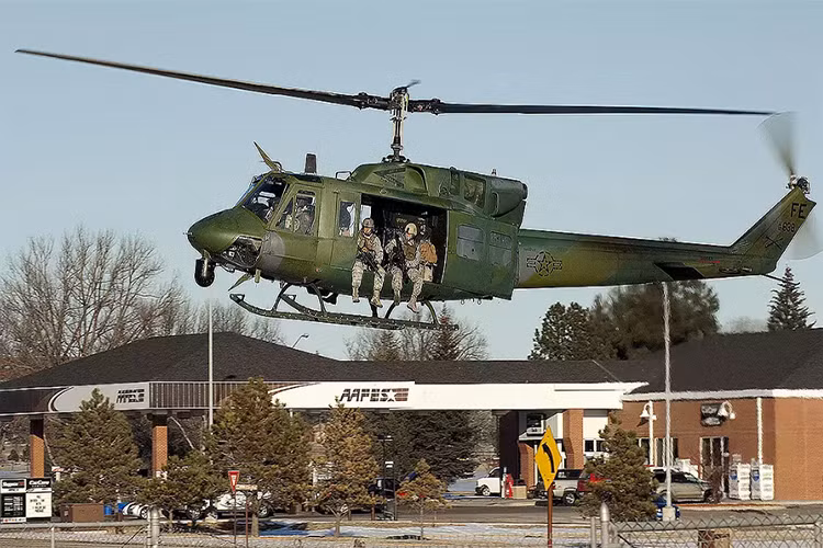 Chính vì vậy mà vai trò của UH-1N trong biên chế Quân đội Mỹ thường là hỗ trợ hỏa lực trên không, chi viện chiến trường, trinh sát tầm thấp và cứu thương chiến trường. Điều này có thể thấy rõ qua nhiệm vụ của UH-1N trong Chiến tranh Việt Nam vào đầu năm 1970. Nguồn ảnh: The Drive.