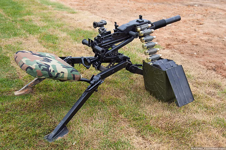 Trả lời phỏng vấn Sputnik, ông Nabokov cho biết, AGS-40 "Balkan" được thiết kế để có thể hoạt động trên nhiều nền tảng phương tiện chiến tranh từ xe tăng, xe bọc thép, máy bay, tàu cao tốc cho đến robot chiến đấu. Nguồn ảnh: Alexey Ivanov.
