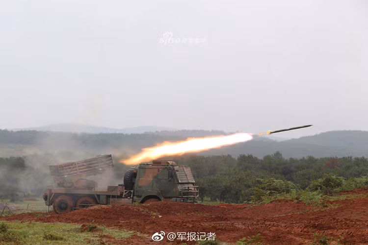 Theo trang mạng quân sự Sina của Trung Quốc, các tổ hợp pháo phản lực phóng loạt Type 81 của nước này đã thử nghiệm thành công với đạn rocket thông minh 122mm do nước này tự phát triển, cho phép nâng cao đáng kể năng lực tác chiến của thứ vũ khí đáng sợ này. Nguồn ảnh: Sina.