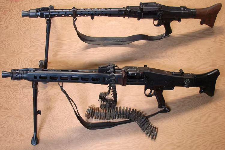 Tuy nhiên, do MG 34 có giá thành khá đắt đỏ và mất nhiều thời gian sản xuất, quân đội Đức muốn sở hữu loại súng bắn nhanh như MG 34, nhưng dễ chế tạo với chi phí rẻ hơn. Biến thể MG 42 ra đời để đáp ứng yêu cầu này, sử dụng đạn 7,92 mm với dây đạn 50 hoặc 250 viên. Loại súng này sử dụng các bộ phận thép dập và hàn với nhau theo kỹ thuật mới, giúp giảm 35% thời gian sản xuất.