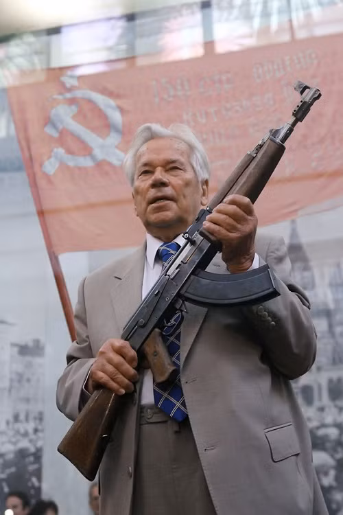 Dù không phải là súng trường tấn công đầu tiên trên thế giới, AK-47 lại là vũ khí có tầm ảnh hưởng toàn cầu. Loại đạn 7,62x39 mm giúp xạ thủ dễ kiểm soát súng ở chế độ bắn tự động. Thiết kế đơn giản, sử dụng những chi tiết dễ sản xuất cho phép những quốc gia có nền công nghiệp kém phát triển cũng có thể chế tạo các biến thể AK của riêng mình.